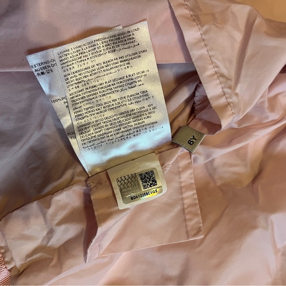 Light pink Moncler windbreaker with ruffle details 5 years old - Picture 5 of 6